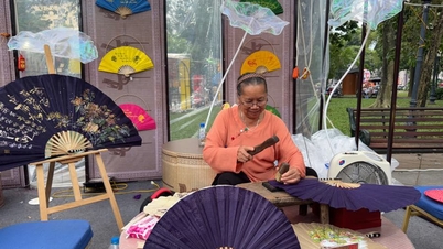 The talent of making Do paper fans with needles in Vac village