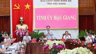 Chủ tịch Quốc hội Vương Đình Huệ làm việc với Ban Thường vụ Tỉnh uỷ Hậu Giang