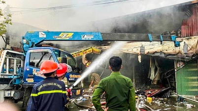 Cháy lớn thiêu rụi cửa hàng bán đồ gia dụng ở Nam Định