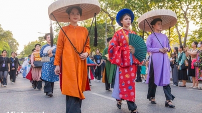 មនុស្ស 500 នាក់ដើរដង្ហែរក្នុងសំលៀកបំពាក់ប្រពៃណីវៀតណាម Bach Hoa