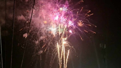 Sea of ​​people excited with fireworks to celebrate Tet