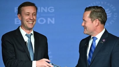 Cố vấn hai ông Biden và Trump 'trao gậy' biểu tượng quyền lực