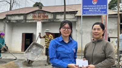 យុវជន​គយ​ឡាវ រួម​ចំណែក​កសាង​សួន​កុមារ​នៅ​តំបន់​ភ្នំ