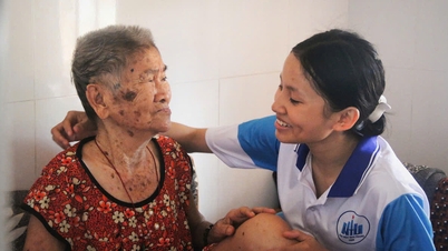 ម្តាយស្លាប់ ឪពុកបោះបង់ចោល អាយុ១២ឆ្នាំ រកលុយចិញ្ចឹមជីដូនដែលដេកលើគ្រែ ពេលនេះកូនស្រីជានិស្សិតរៀននៅសកលវិទ្យាល័យញ៉ាត្រាង