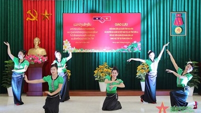 សឺនឡា៖ ជួបសំណេះសំណាលជាមួយនិស្សិតកងទ័ពប្រជាជនឡាវដែលកំពុងសិក្សាភាសាវៀតណាមនៅកងពលលេខ៧៥៤