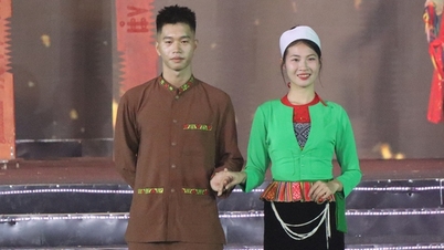 សំលៀកបំពាក់ចម្រុះពណ៌របស់ជនជាតិនៅខេត្ត Hoa Binh