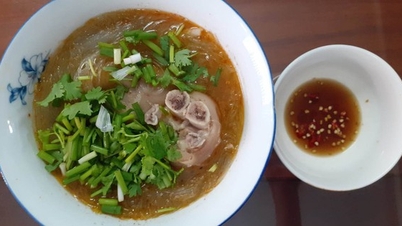 Warm vermicelli with ham on a rainy afternoon