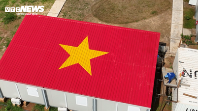 Lực lượng Gìn giữ Hòa bình Việt Nam 'vẽ' cờ Tổ quốc khổng lồ ở châu Phi
