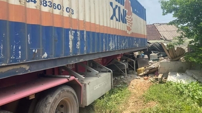 Xe container bất ngờ lao vào nhà dân, tông gãy chân một phụ nữ