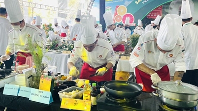 ចុងភៅ​បង្ហាញ​ទេពកោសល្យ​ក្នុង​ការ​ចម្អិន​ម្ហូប​ឆ្ងាញ់​ដោយ​ប្រើ​គ្រឿង​ផ្សំ​យិនស៊ិន​នៅ​ទីក្រុង​ហូជីមិញ