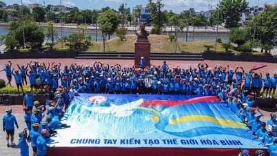 អត្តពលិក 600 នាក់បានជិះកង់ជាមួយគ្នាដោយចុះហត្ថលេខាលើទង់ជាតិទំហំ 54 ម 2 ជាមួយនឹងសារសន្តិភាព។