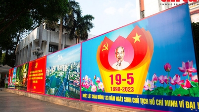 នៅតាមដងផ្លូវនានាក្នុងរដ្ឋធានីមានទង់ជាតិភ្លឺស្វាងដើម្បីអបអរសាទរខួបលើកទី 133 របស់ប្រធានហូជីមិញ។