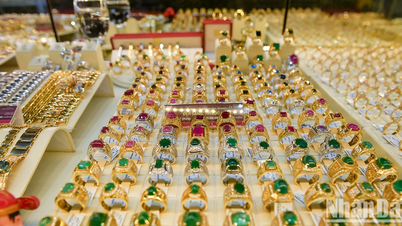 Experts predict gold price could reach $3,000