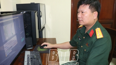 អ្នកកាសែតក្នុងឯកសណ្ឋានពណ៌ខៀវ