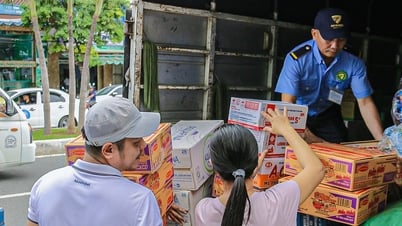 Además del banh chung y los fideos instantáneos, ¿qué otra ayuda alimentaria se puede proporcionar a las personas en las zonas afectadas por las inundaciones?