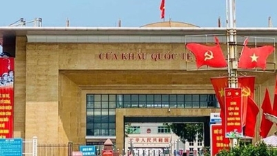 Tourists are allowed to drive cars through Mong Cai Border Gate.