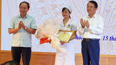 ផ្តល់រង្វាន់ដល់គិលានុបដ្ឋាយិកាស្ត្រីដែលបានជួយសង្គ្រោះជីវិតទារកអាយុ 7 ថ្ងៃដែលស្លាក់ទឹកដោះ