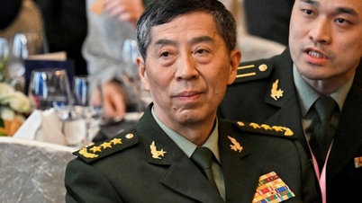 China investigates two former defense ministers for corruption