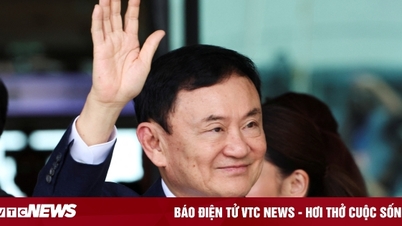 Cựu Thủ tướng Thaksin bị đưa tới nhà tù ngay sau khi về nước