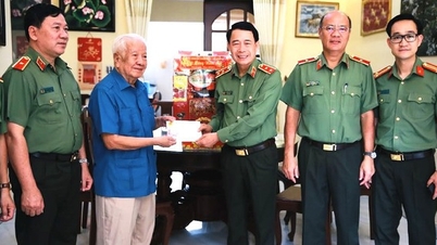 អនុរដ្ឋមន្ត្រីក្រសួងសន្តិសុខសាធារណៈលោក Le Quoc Hung បានទៅសួរសុខទុក្ខ និងជូនពរឆ្នាំថ្មីដល់អតីតថ្នាក់ដឹកនាំក្រសួងសន្តិសុខសាធារណៈ