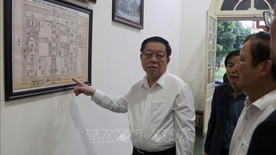 ប្រធាននាយកដ្ឋានឃោសនាមជ្ឈិម លោក Nguyen Trong Nghia ធ្វើការជាមួយមជ្ឈមណ្ឌលអភិរក្សបូជនីយដ្ឋាន Hue