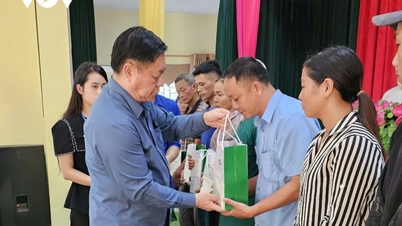 Head of the Central Propaganda Department inspects flood and storm recovery work in Moc Chau
