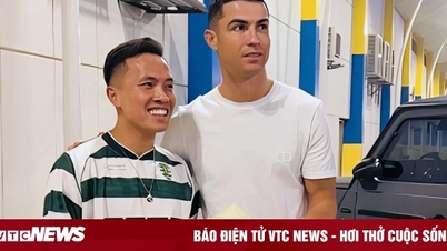 Ronaldo received a special gift from Vietnamese fans