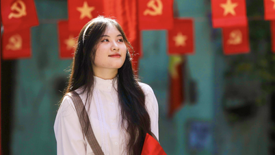 9월 2일 하노이에서 붉은 깃발과 노란 별이 있는 체크인 장소 4곳