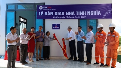 PC Đắk Lắk: Bàn giao hai nhà Tình nghĩa tại huyện Krông Năng và Krông Pắc