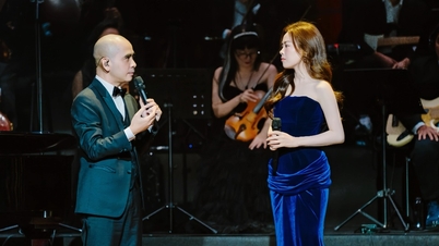 Singer Thuy Dung was moved by the sublime accompaniment of musician Duc Tri.