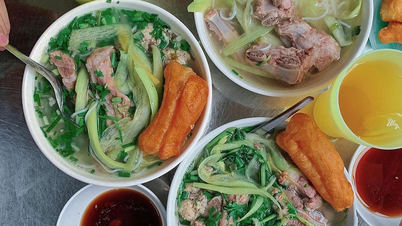Quán bún mọc phố cổ Hà Nội có gì lạ khiến khách Tây gật gù chấm 9/10 điểm