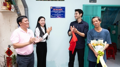 នាយកប្រតិបត្តិ Pham Kim Dung និងស្តេច Tuan Ngoc ប្រគល់ផ្ទះសប្បុរសធម៌