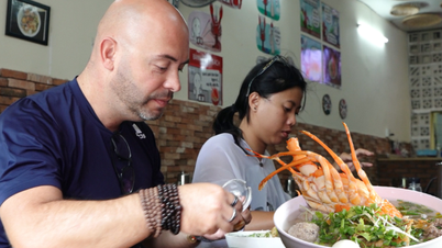 Sopa de fideos con langosta 160 mil VND
