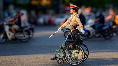 Nữ cảnh sát giao thông tạo ra 'Khoảnh khắc tươi đẹp quanh ta'