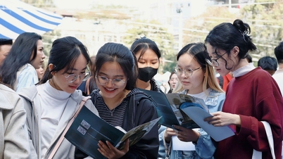 งานนิทรรศการอาชีพของมหาวิทยาลัยฮานอยดึงดูดนักศึกษา 4,000 คน