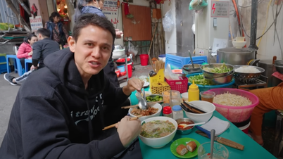 Khách Tây mê bún cá cuộn thịt lạ miệng ở Hà Nội, ăn một lúc 3 bát cho ‘bõ thèm’