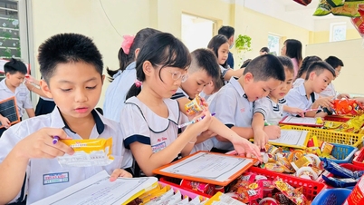 Lớp học được mở trong... căn tin, ngoài vườn trường