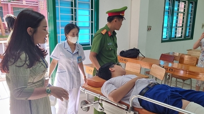 Nam sinh vào phòng thi trên cáng cứu thương