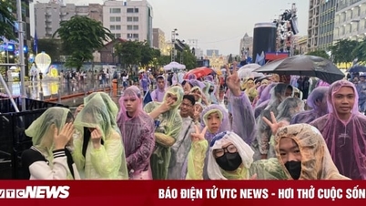 Despite heavy rain, thousands of people still line up on the walking street to welcome the new year.