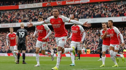 Arsenal thắng lớn ở Ngoại hạng Anh