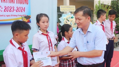 អ្នកនិពន្ធ និងអ្នកសារព័ត៌មាន មូលនិធិអាហារូបករណ៍ Nguyen The Ky ផ្តល់អំណោយដល់សិស្សដែលជំនះការលំបាក