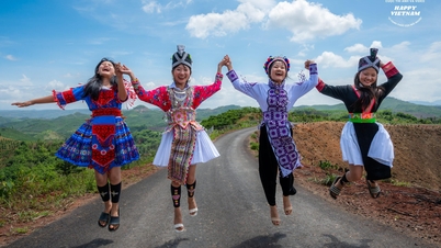 Tác phẩm Thiếu nữ HMông tung tăng trên đường