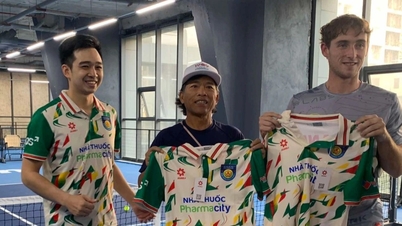 World's top pickleball player interacts with People's Police team