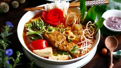 Khách Mỹ lạ lẫm với bún riêu tôm khô ở Sài Gòn