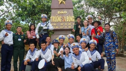 Vượt sóng dữ, thăm chiến sĩ đảo An Bang