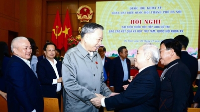[រូបថត] អគ្គលេខាបក្ស To Lam ជួបជាមួយអ្នកបោះឆ្នោតនៅទីក្រុងហាណូយ ក្រោយសម័យប្រជុំរដ្ឋសភាលើកទី៨