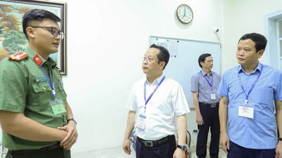Hà Nội đình chỉ 2 thí sinh mang điện thoại, tài liệu vào phòng thi lớp 10