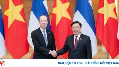 Der Vorsitzende der Nationalversammlung, Vuong Dinh Hue, führt Gespräche mit dem Vorsitzenden des finnischen Parlaments