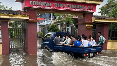 Cổng trường ngập sâu, thí sinh vào phòng thi trên xe tải