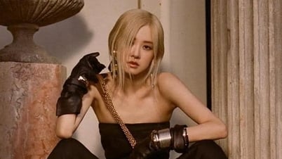 Ngày càng gợi cảm, Rosé diện váy xẻ sâu, áo hai dây đẹp hút hồn